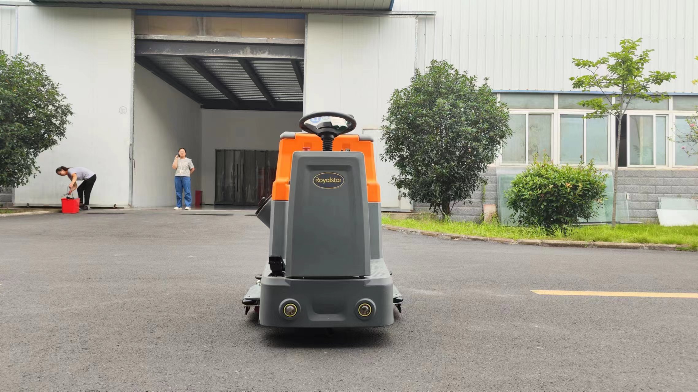 電動洗地機可以在停車場使用 電動洗地機可以在停車場使用