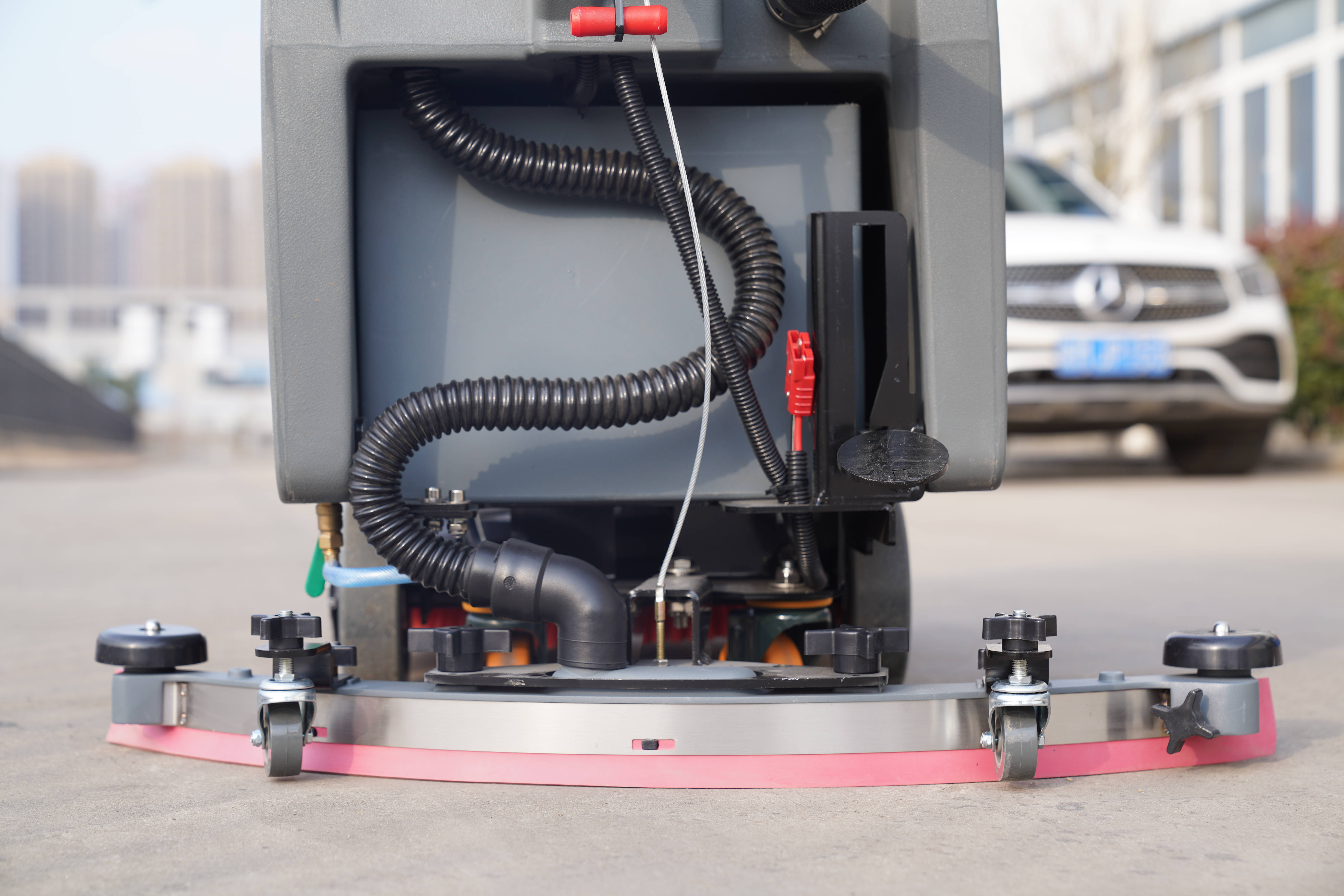  洗地機廠家的工業電動洗地機使用方法